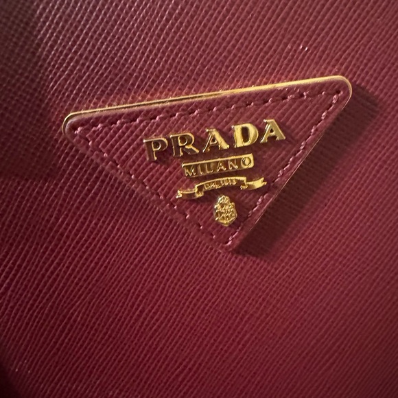 Prada Saffiano Galleria Double Zip Tote. Barely used. Like new Condition. - Picture 3 of 16